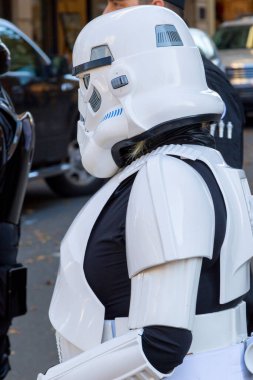 Victoria, Bristish Columbia, Kanada - 29 Ekim 2017: Wicked Victoria sokak festivalinde kimliksiz katılımcı