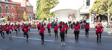 Victoria Canada - 22 Mayıs 17: Victoria 'nın en büyük geçit töreni ve Kanada ve ABD' den 100.000 'den fazla insan.