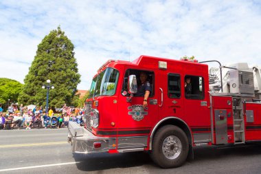 Victoria Canada - 22 Mayıs 17: Victoria 'nın en büyük geçit töreni ve Kanada ve ABD' den 100.000 'den fazla insan.