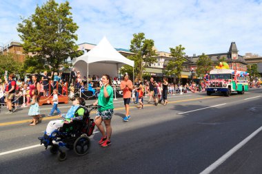 Victoria Canada - 22 Mayıs 17: Victoria 'nın en büyük geçit töreni ve Kanada ve ABD' den 100.000 'den fazla insan.