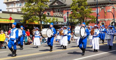 Victoria Canada - 22 Mayıs 17: Victoria 'nın en büyük geçit töreni ve Kanada ve ABD' den 100.000 'den fazla insan.