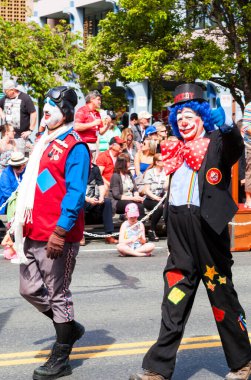 VICTORIA CANADA OCT 31 16: Cadılar Bayramı 'nda neşeli, yaratıcı kostümler giyen ve Wicked Victoria Günü' nde makyaj yapan insanlarla dolu şehir merkezi. Şehrin Cadılar Bayramı 'nda canlanan ihtiraslı bir tarihi var..