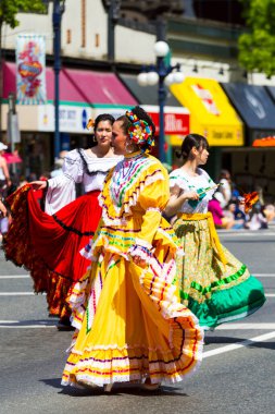 Victoria Canada - 22 Mayıs 17: Victoria 'nın en büyük geçit töreni ve Kanada ve ABD' den 100.000 'den fazla insan.