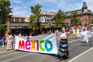 VICTORIA CANADA OCT 31 16: Cadılar Bayramı 'nda neşeli, yaratıcı kostümler giyen ve Wicked Victoria Günü' nde makyaj yapan insanlarla dolu şehir merkezi. Şehrin Cadılar Bayramı 'nda canlanan ihtiraslı bir tarihi var..