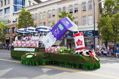 Victoria Canada - 22 Mayıs 17: Victoria 'nın en büyük geçit töreni ve Kanada ve ABD' den 100.000 'den fazla insan.