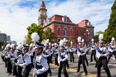 Victoria Canada - 22 Mayıs 17: Victoria 'nın en büyük geçit töreni ve Kanada ve ABD' den 100.000 'den fazla insan.