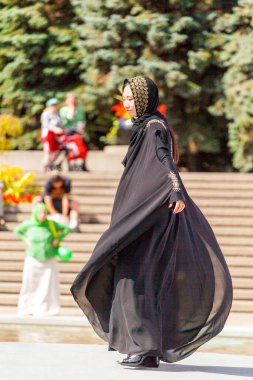 Calgary, Kanada - 10 Ağustos 2014: Olympic Plaza 'da halka açık alanda Arap tarzı moda gösteren model. 