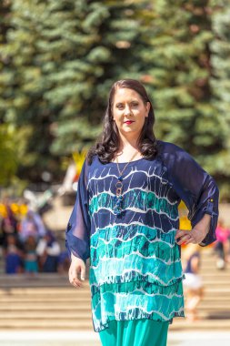 Calgary, Kanada - 10 Ağustos 2014: Olympic Plaza 'da halka açık alanda Arap tarzı moda gösteren model. 