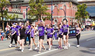 Victoria Canada - 22 Mayıs 17: Victoria 'nın en büyük geçit töreni ve Kanada ve ABD' den 100.000 'den fazla insan.