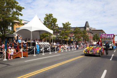 Victoria Canada - 22 Mayıs 17: Victoria 'nın en büyük geçit töreni ve Kanada ve ABD' den 100.000 'den fazla insan.
