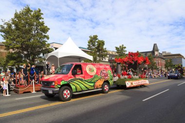 Victoria Canada - 22 Mayıs 17: Victoria 'nın en büyük geçit töreni ve Kanada ve ABD' den 100.000 'den fazla insan.