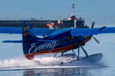 VICTORIA, BC, CanADA - 11 AUG 2016. İç limanda yüzen uçak trafiği. Bu ulaşım çok önemli ve Vitoria ile Vancouver arasında sıklıkla gerçekleşiyor.. 