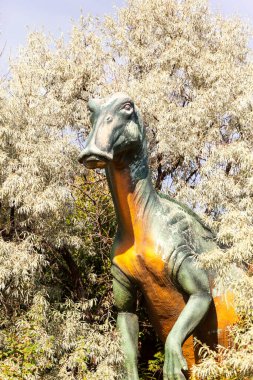 Parktaki bir atın dinozor heykeli.