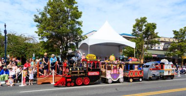 Victoria Canada - 22 Mayıs 17: Victoria 'nın en büyük geçit töreni ve Kanada ve ABD' den 100.000 'den fazla insan.