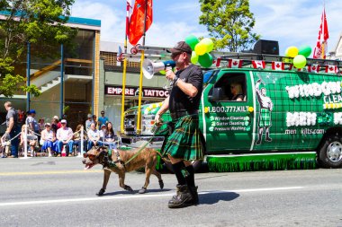 Victoria Canada - 22 Mayıs 17: Victoria 'nın en büyük geçit töreni ve Kanada ve ABD' den 100.000 'den fazla insan.