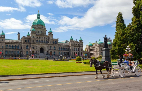 Victoria Canadá Agosto 2017 Entrenador Con Turistas Casa Del Parlamento — Foto de Stock