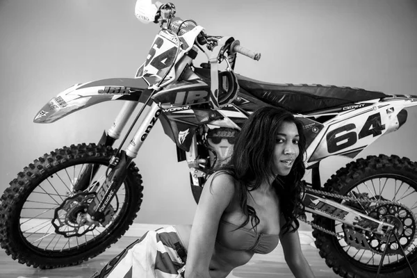 Vacker Ung Kvinna Poserar Med Motorcykel — Stockfoto