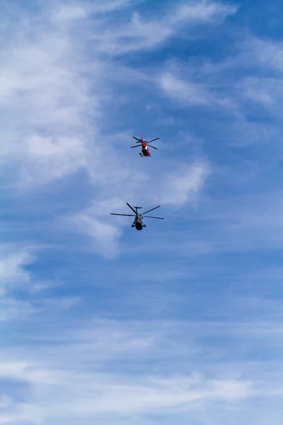 Das Bild Von Zwei Hubschraubern Die Himmel Fliegen — Stockfoto