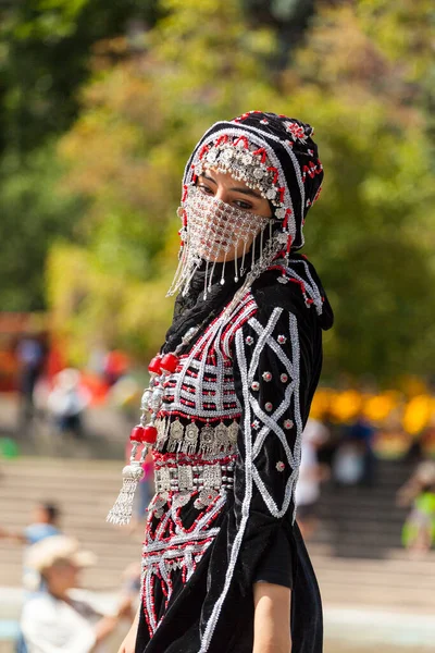 Calgary Kanada August 2014 Model Zeigt Arabische Mode Auf Öffentlichem — Stockfoto