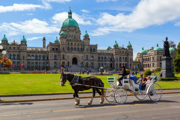 Victoria Canadá Agosto 2017 Entrenador Con Turistas Casa Del Parlamento — Foto de Stock