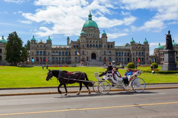 ビクトリア カナダ 8月25 2017 国会議事堂の観光客とのコーチ 街自体のシンボルでもあるもの — ストック写真