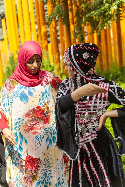 加拿大卡尔加里 2014年8月10日 模特在奥林匹克广场的公共场所展示阿拉伯风格的时装 — 图库照片