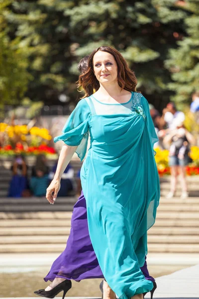 加拿大卡尔加里 2014年8月10日 在奥林匹克广场的公共场所展示阿拉伯风格时尚的模特 — 图库照片