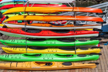 Ahşap zemin üzerinde uzanan kano yığını