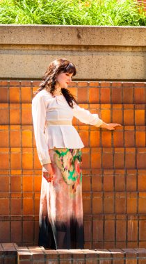 Calgary, Kanada - 10 Ağustos 2014: Olympic Plaza 'da halka açık alanda Arap tarzı moda gösteren model. 