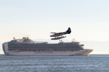 VICTORIA, BC, CanADA - 11 AUG 2016. İç limanda yüzen uçak trafiği. Bu ulaşım çok önemli ve Vitoria ile Vancouver arasında sıklıkla gerçekleşiyor.. 