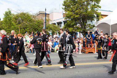 Victoria Canada - 22 Mayıs 17: Victoria 'nın en büyük geçit töreni ve Kanada ve ABD' den 100.000 'den fazla insan.