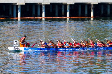 VICTORIA, CanADA - 20 AUG 17: Geleneksel Victoria Ejderha Tekne Festivali. Victoria 'nın en muhteşem yaz festivallerinden biri ve Kanada' da çalışan bir limanda gerçekleşen tek ejderha botu festivali..