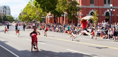 Victoria Canada - 22 Mayıs 17: Victoria 'nın en büyük geçit töreni ve Kanada ve ABD' den 100.000 'den fazla insan.