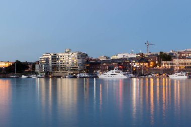 VICTORIA, BC, CanADA - 16 Ağustos 2016. Viktorya dönemi sokak lambaları Inner Limanı 'ndaki suya yansıyor