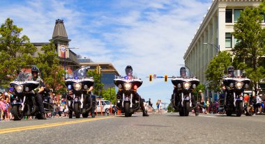 Victoria BC Kanada 22 Mayıs 2017: Victoria Günü geçit törenine Viktorya Polis Gücü yürüyor. Bu Victoria 'nın en büyük geçit töreni ve Kanada ve ABD' den 100.000 'den fazla insanı çekiyor...