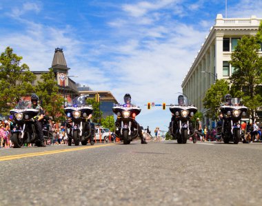 Victoria BC Kanada 22 Mayıs 2017: Victoria Günü geçit törenine Viktorya Polis Gücü yürüyor. Bu Victoria 'nın en büyük geçit töreni ve Kanada ve ABD' den 100.000 'den fazla insanı çekiyor...