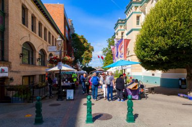VICTORIA CANADA - 30 Temmuz 2016 - Bastion Square 'deki restoranlar, şehir merkezinin göbeğinde görmek ve fotoğraf çekmek için bulunuyorlar. Neredeyse her şey var, böylece yemek yiyebilir ya da alışverişe gidebilirsiniz..