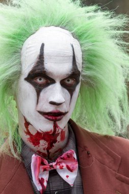 VICTORIA, CANADA - OCT 7 2017: Zombiler 2017 Zombi Yürüyüşü II sırasında Victoria 'yı ele geçirdi. Zombi kostümlü gençler katılıyor. Zombi Yürüyüşü Victoria 'da yıllık bir etkinliktir..