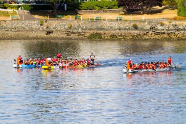 Sudaki bir grup insan.