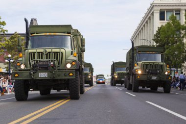 VICTORIA, BC, CANADA-MAYIS 23 Mayıs 2016: Douglas Caddesi boyunca Victoria Günü geçit töreninde askeri güç. Bu Victoria 'nın en büyük geçit töreni. Yol boyunca 100.000' den fazla insanın ilgisini çekiyor.