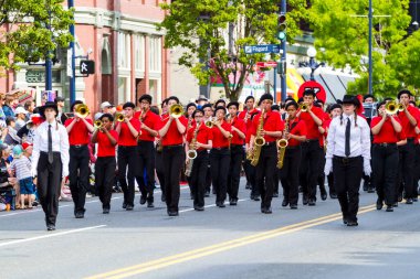 Victoria Canada - 22 Mayıs 17: Victoria 'nın en büyük geçit töreni ve Kanada ve ABD' den 100.000 'den fazla insan.