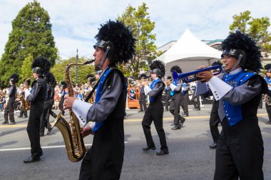 Victoria Canada - 22 Mayıs 17: Victoria 'nın en büyük geçit töreni ve Kanada ve ABD' den 100.000 'den fazla insan.