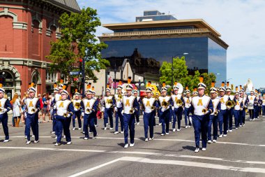 Victoria Canada - 22 Mayıs 17: Victoria 'nın en büyük geçit töreni ve Kanada ve ABD' den 100.000 'den fazla insan.
