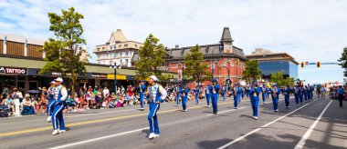 Victoria Canada - 22 Mayıs 17: Victoria 'nın en büyük geçit töreni ve Kanada ve ABD' den 100.000 'den fazla insan.