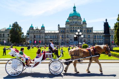 Victoria BC Kanada Jun. 22, 2019: Meclis Binası ve Kraliçe Victoria 'nın heykeli. Victoria, Kuzeybatı Pasifik 'teki en eski şehirlerden biridir.