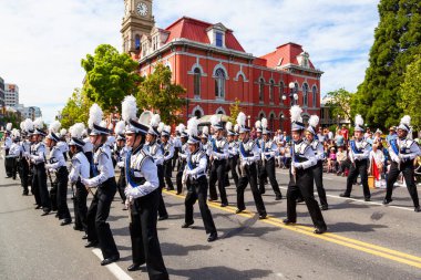Victoria Canada - 22 Mayıs 17: Victoria 'nın en büyük geçit töreni ve Kanada ve ABD' den 100.000 'den fazla insan.