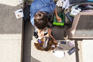 Calgary, Kanada - 10 Ağustos 2014: Olympic Plaza 'da halka açık yerlerde Arap tarzı moda gösteren modeller.