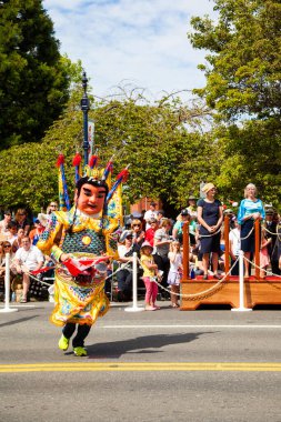 VICTORIA CANADA OCT 31 16: Cadılar Bayramı 'nda neşeli, yaratıcı kostümler giyen ve Wicked Victoria Günü' nde makyaj yapan insanlarla dolu şehir merkezi. Şehrin Cadılar Bayramı 'nda canlanan ihtiraslı bir tarihi var..