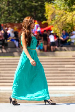 Calgary, Kanada - 10 Ağustos 2014: Olympic Plaza 'da halka açık alanda Arap tarzı moda gösteren model. 