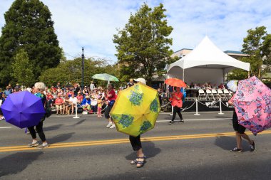 Victoria Canada - 22 Mayıs 17: Victoria 'nın en büyük geçit töreni ve Kanada ve ABD' den 100.000 'den fazla insan.